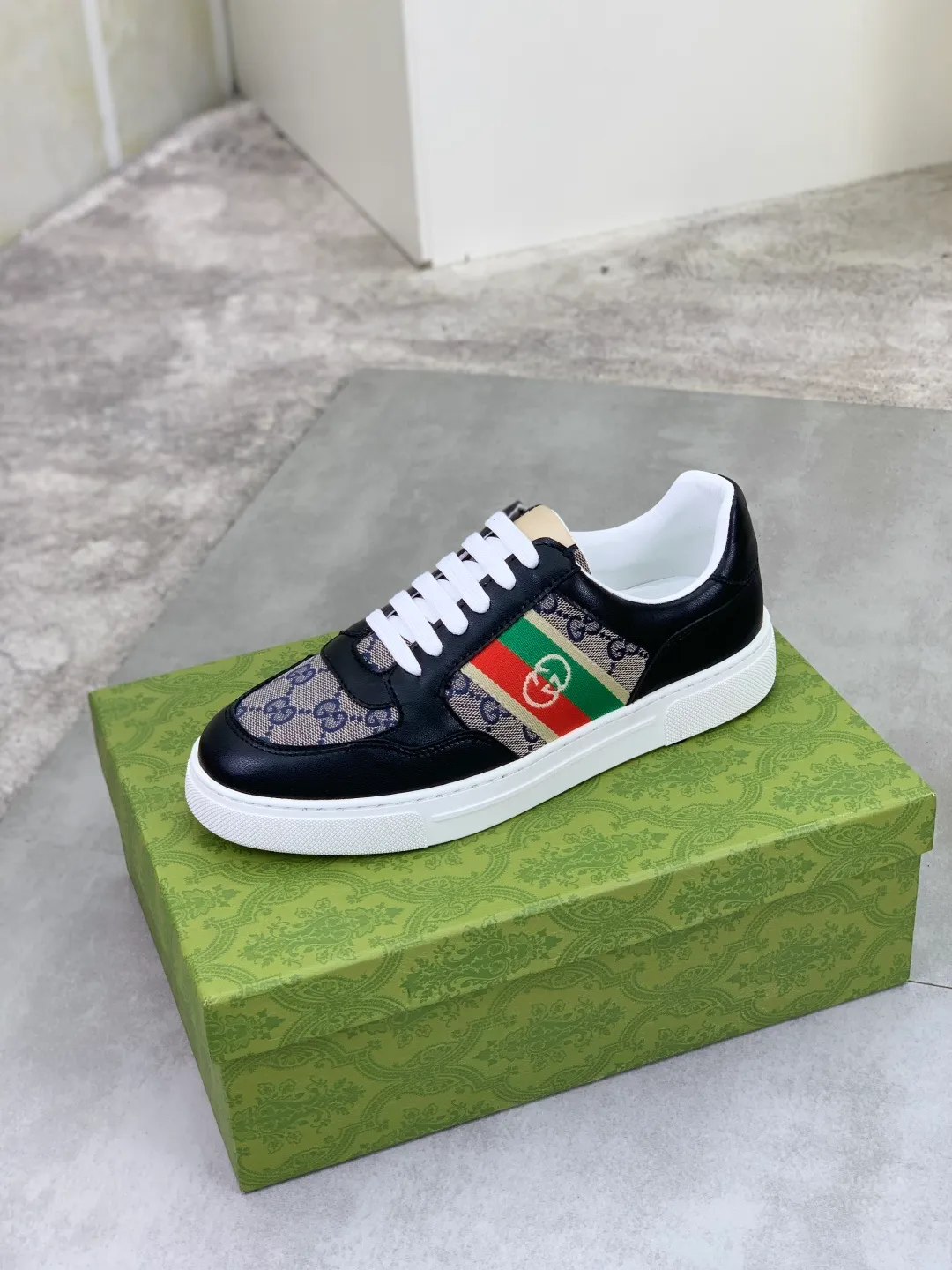 Men's shoes 💰P420 💰[New style]🆘 The latest model from Gucci GUCCI official website🎁Classic casual and fashionable men's shoes👟Best model💥The style is simple and elegant, exclusive for trendy men. Unique official website latest brand elements👑Gucci original decoration, fashionable and generous, original soft calfskin fabric➕Comfortable soft first-layer pigskin lining ✅The official website specifies wear-resistant casual outsole, the classic model is photographed in real life🎬Color: 2️⃣colors available😍Number of codes: 38-44